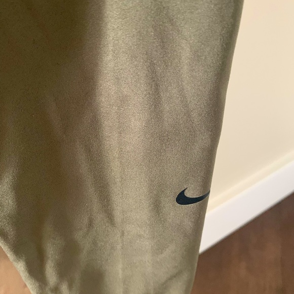 Olive green Nike high waisted leggings in a size small - Picture 4 of 5
